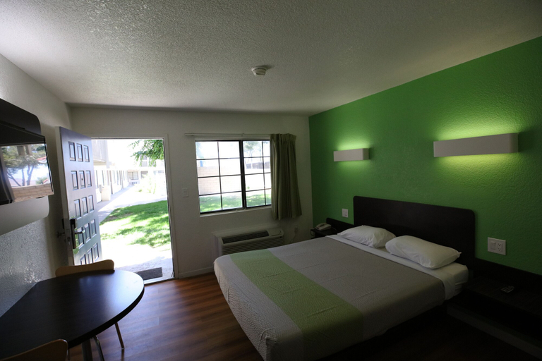 Bedroom 3, Studio 6 Barstow, CA, San Bernardino