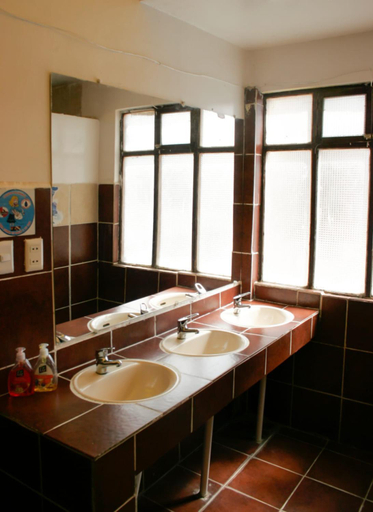 Bathroom 3, Rummy Hostal, Antonio Quijarro