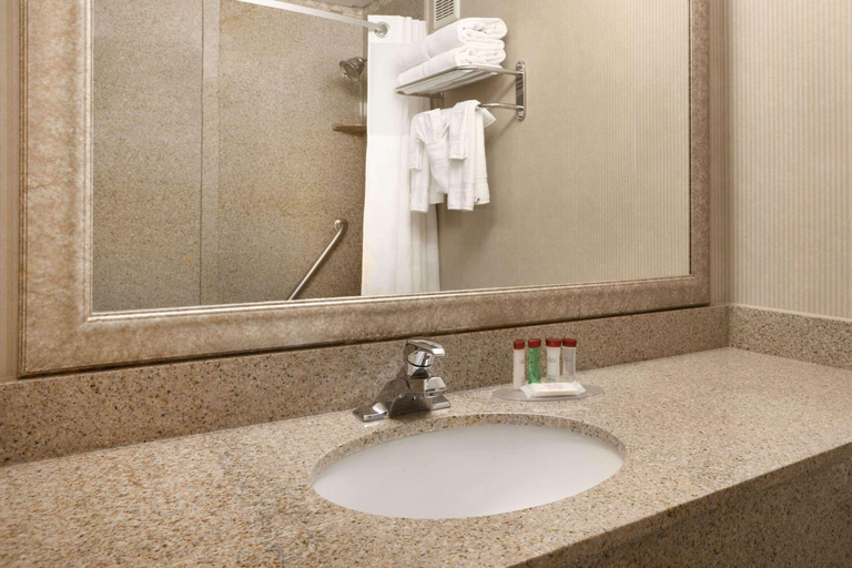 Bedroom 3, Ramada by Wyndham Newark/Wilmington, New Castle