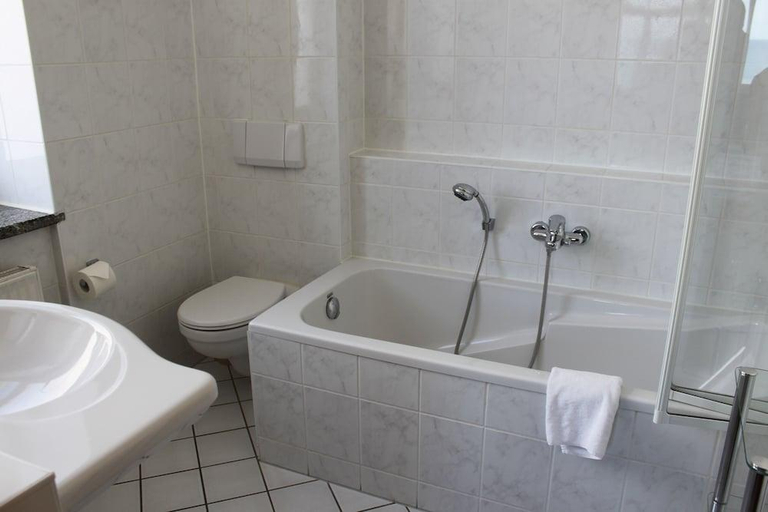 Bathroom 4, "Sanddorn", Kur- und Ferienhotel, Direkte Strandlage, Fahrstuhl, Rostock