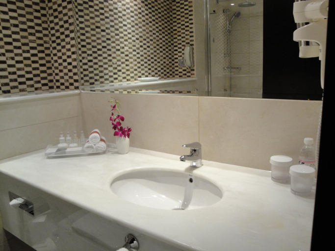Bathroom 5, Swissotel Jeddah Al Hamra, Jeddah