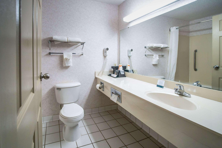 Bathroom 4, Quality Inn Moore, Cleveland