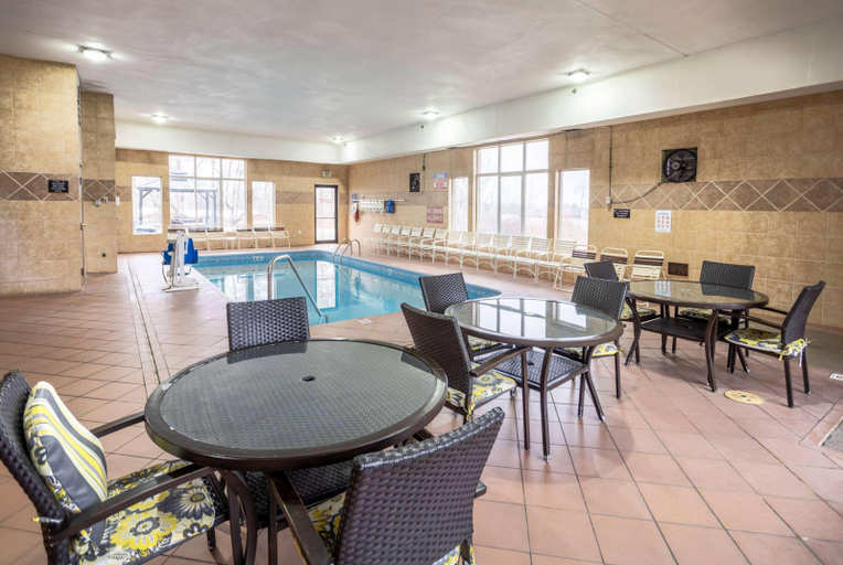 Food & Drinks 5, Super 8 by Wyndham Big Rapids, Mecosta