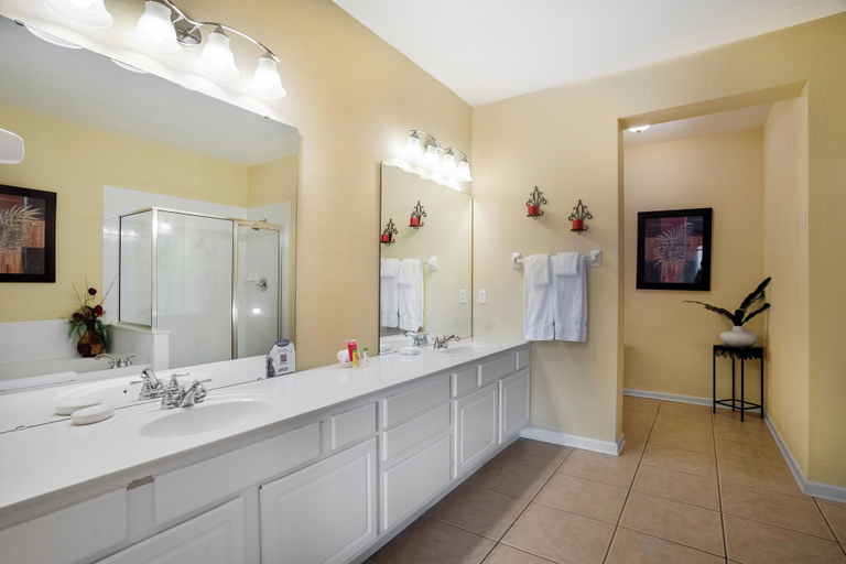 Bathroom 5, Luxury Getaway, Orange