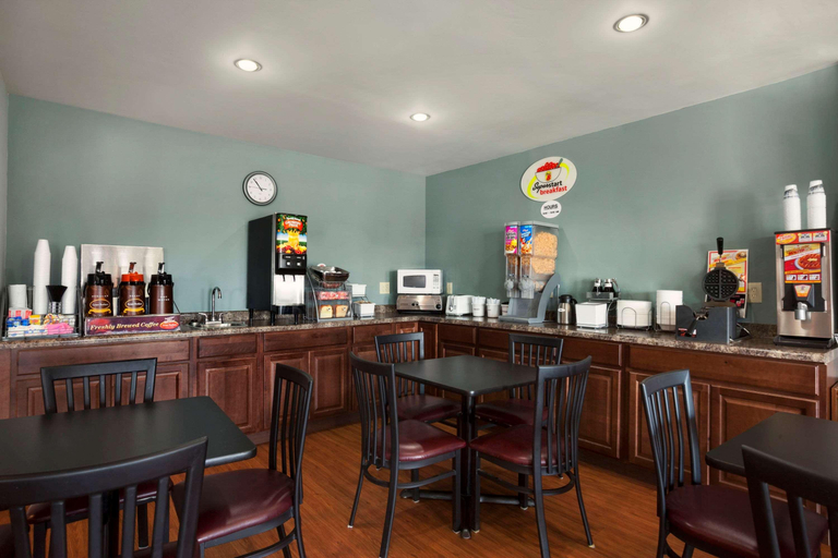 Food & Drinks 5, Super 8 by Wyndham Council Bluffs IA Omaha NE Area, Pottawattamie