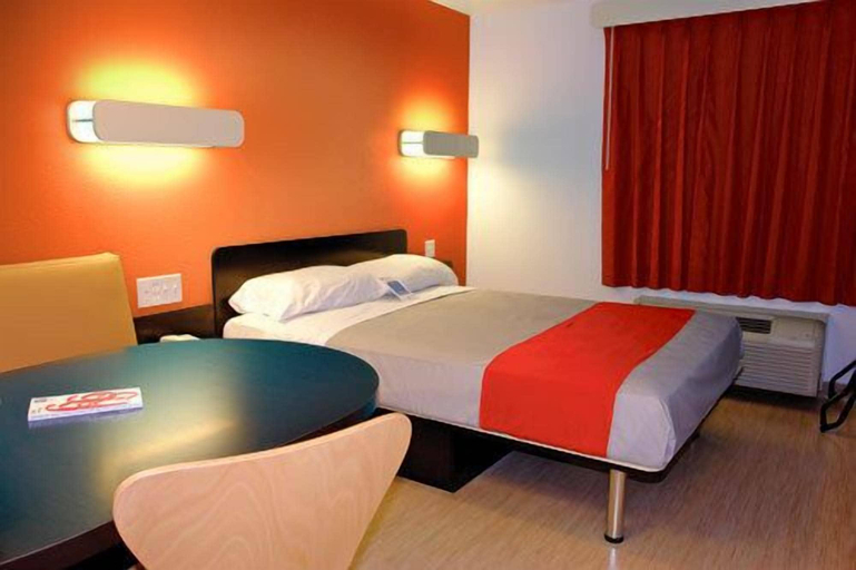 Bedroom 3, Motel 6 Uvalde, TX, Uvalde