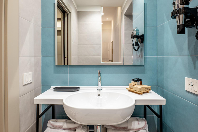 Bathroom 5, Hotel Vittoria, Napoli