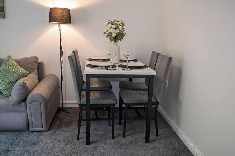 Dining, House Sleeps6-Garden-PetsOk-Parking-Long stay disc, Nottinghamshire