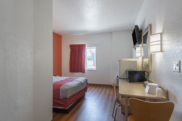 Bedroom 3, Motel 6 Junction City, KS, Geary