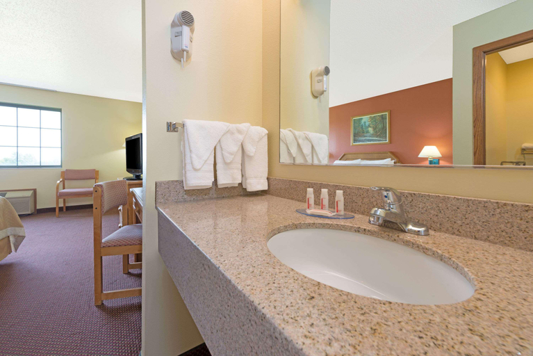 Bathroom 4, Days Inn by Wyndham Cameron, De Kalb
