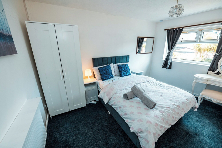 Room 2, 3-bed City Retreat - Sleeps 8, Garden & Parking, Manchester