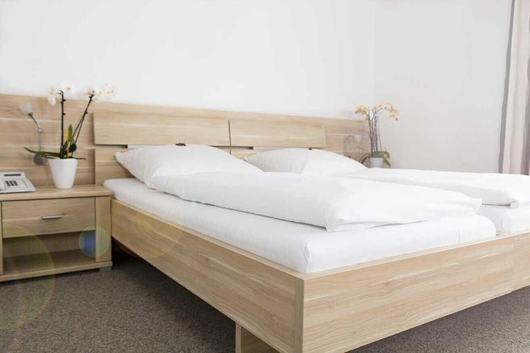 Bedroom 4, Hotel Römerhof, Straubing