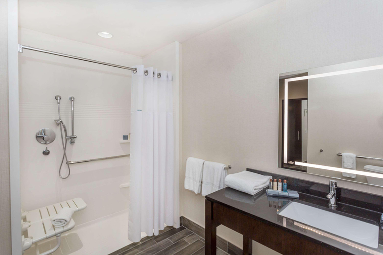 Bathroom 4, Wingate By Wyndham Miami Airport, Miami-Dade
