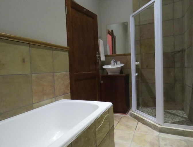 Bathroom 3, Abiénto Guesthouse, Mangaung
