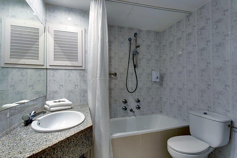 Bathroom, Garbi Park Lloret Hotel, Girona