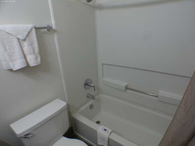 Bathroom 5, Motel 6 Winslow, AZ, Navajo