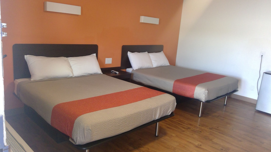 Bedroom 2, Motel 6 Clovis, NM, Curry