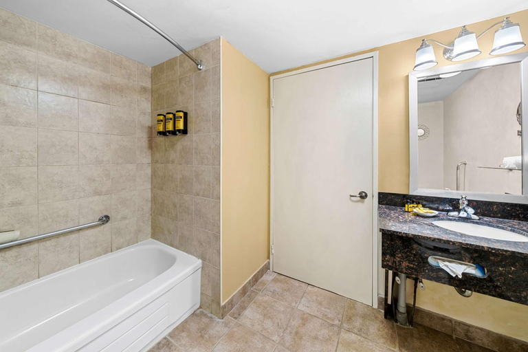 Bathroom 5, Best Western Plus Mariposa Inn & Conference Centre, Simcoe