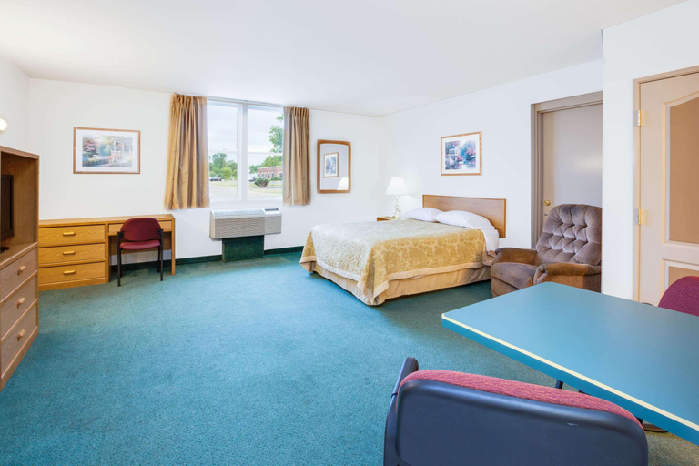Bedroom 3, Super 8 by Wyndham Brooklyn, Jackson
