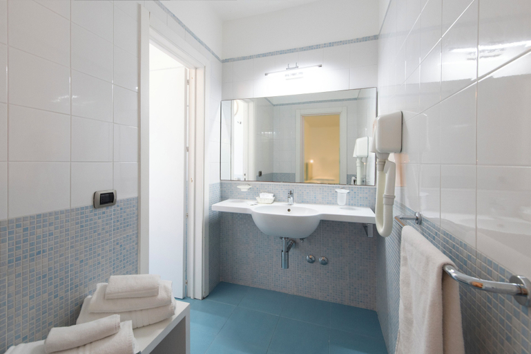 Bathroom 5, Hotel Albània, Lecce