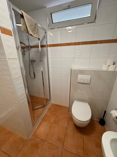 Bathroom 5, Grand Hotel, Heidekreis