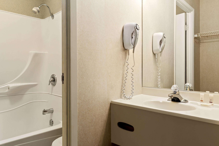 Bathroom 4, Days Inn by Wyndham Trois-Rivieres, Francheville
