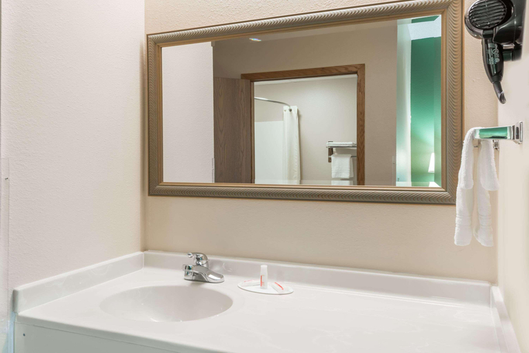 Bathroom 5, Super 8 by Wyndham Mt. Carmel IL, Wabash