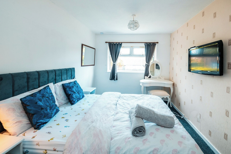 Room 3, 3-bed City Retreat - Sleeps 8, Garden & Parking, Manchester