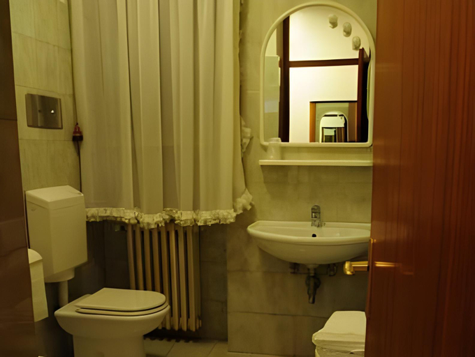 Bathroom 4, Hotel Dante, Belluno