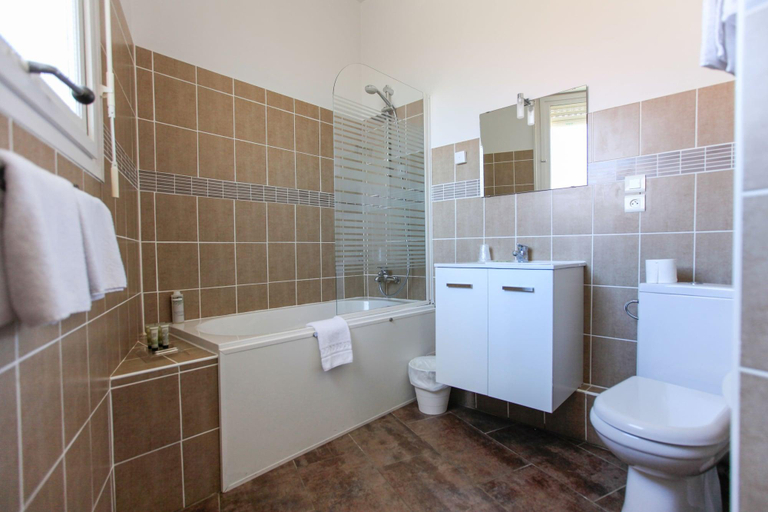 Bathroom 4, Logis Hotel De La Baine, Landes