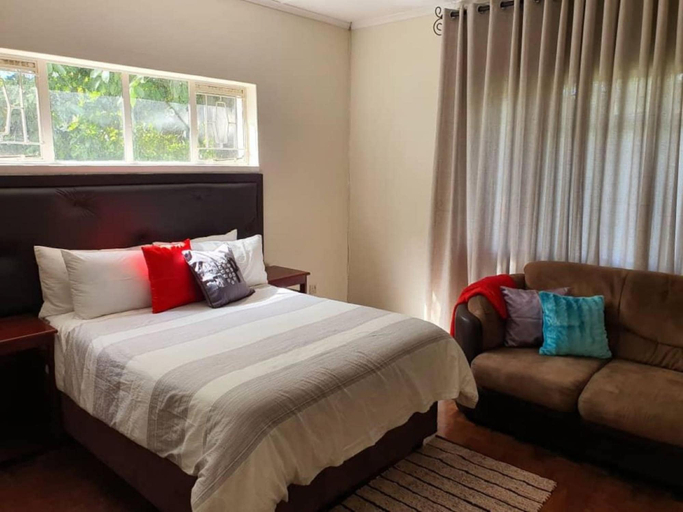 Bedroom 5, Immaculate 3 Bedroomed Guesthouse in Ilanda - 2041, Bulawayo