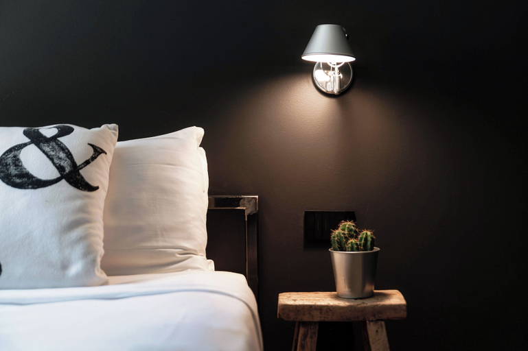 Bedroom 3, Shadows of Love, Como