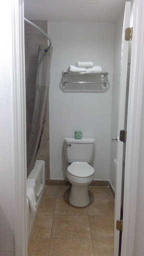 Bathroom 3, Motel 6 Clovis, NM, Curry