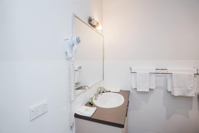 Bathroom 5, Hurley's Bar & Bistro, Campaspe - Kyabram