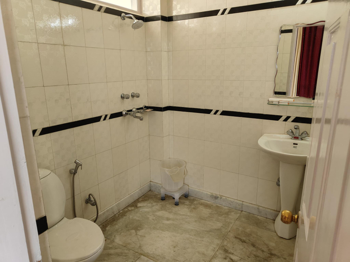 Bathroom 4, Hotel Savi Shallidrishya, Shimla