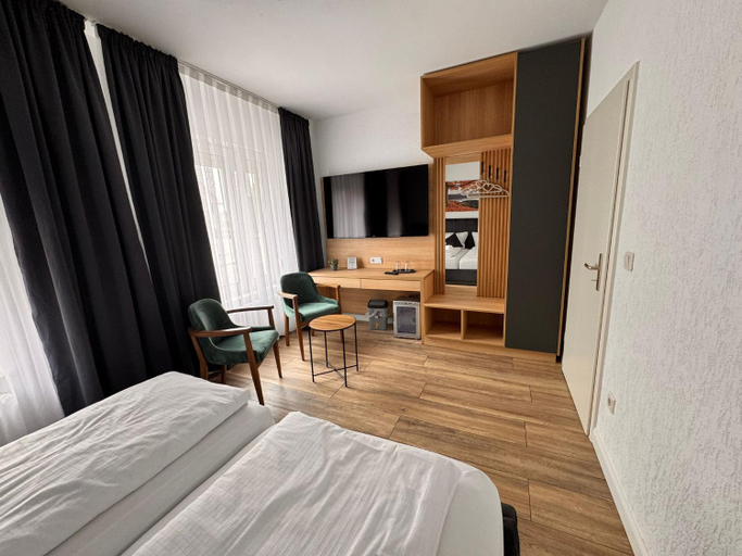Bedroom 2, Grand Hotel, Heidekreis