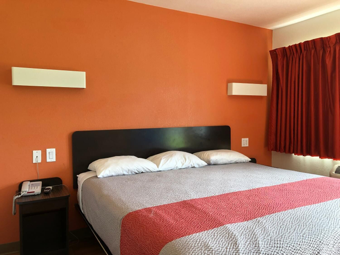 Bedroom 3, Motel 6 Clute, TX, Brazoria
