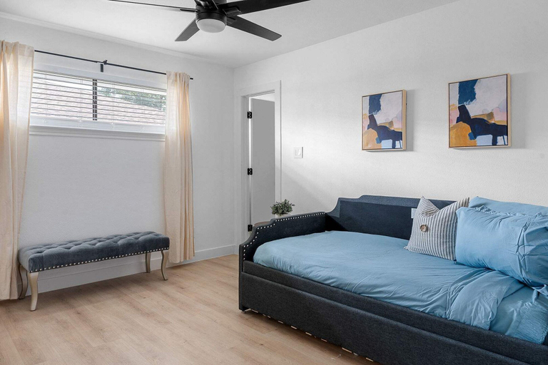 Room 3, The Belvedere Pet Friendly Spacious Yard, Collin