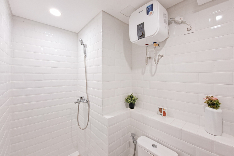 Bathroom 5, Spacious Studio Loft at Kingland Avenue Apartment By Travelio, Tangerang