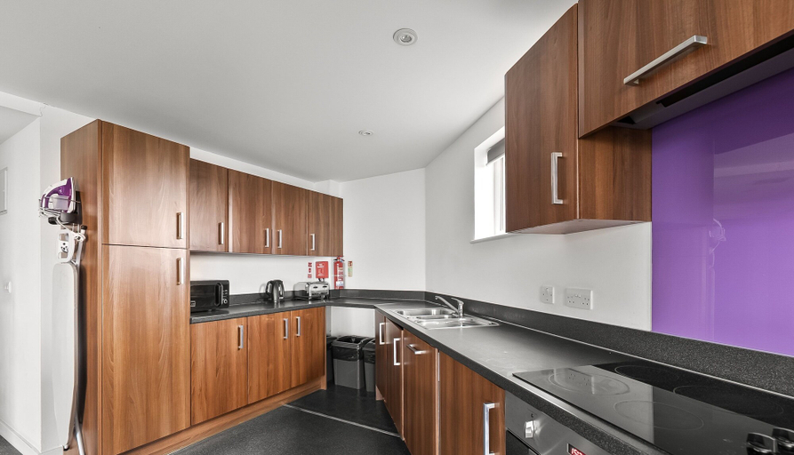 Others 3, 8 Bed Apartment @ Derriford Stays by Pureserviced, Plymouth