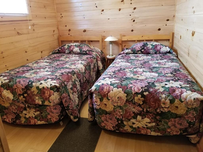 Bedroom 2, Blue Spruces Cottages, Queens