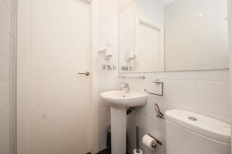 Bathroom 3, SSG Liceu Apartments, Barcelona