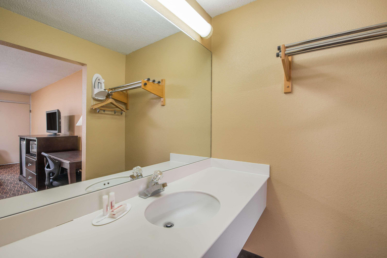 Bedroom 3, Days Inn By Wyndham Paducah, McCracken