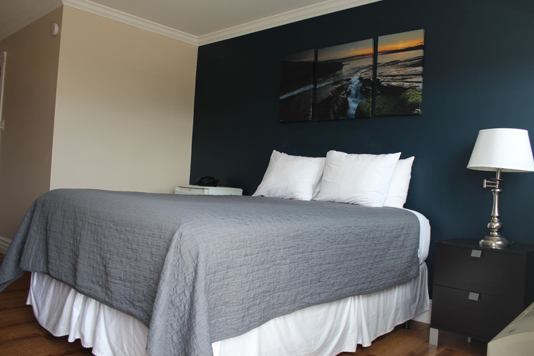 Bedroom 2, Arnold's Cove Inn, Division No. 1