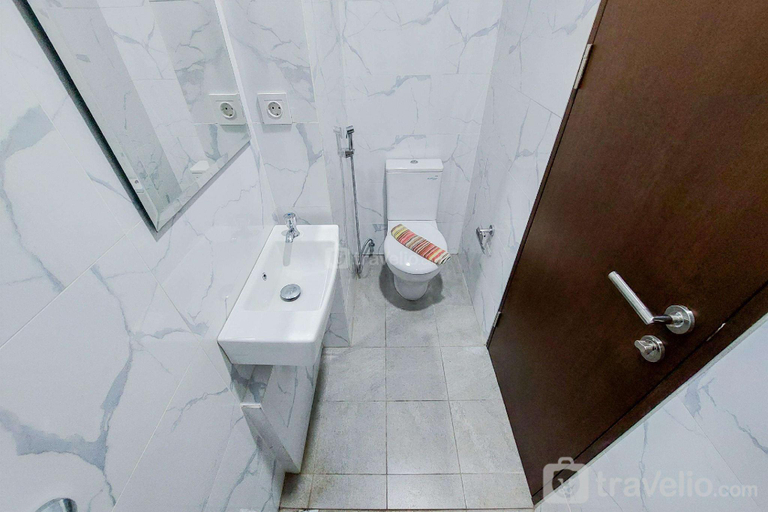 Bathroom 2, Best Homey Studio at Pacific Garden By Travelio, Tangerang