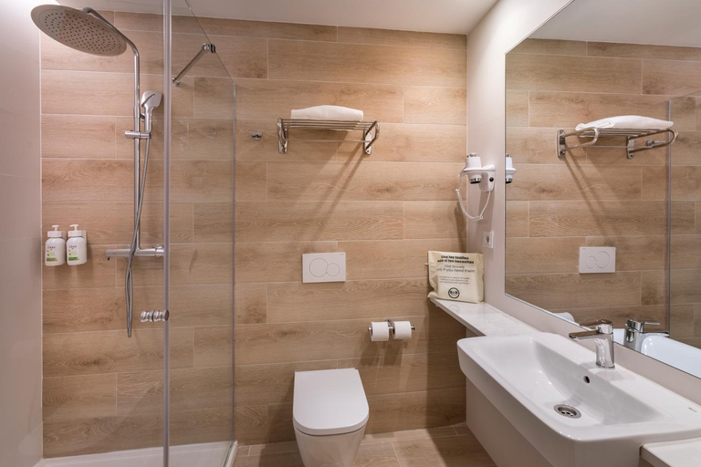 Bathroom 4, B&B HOTEL Sevilla Bormujos, Sevilla