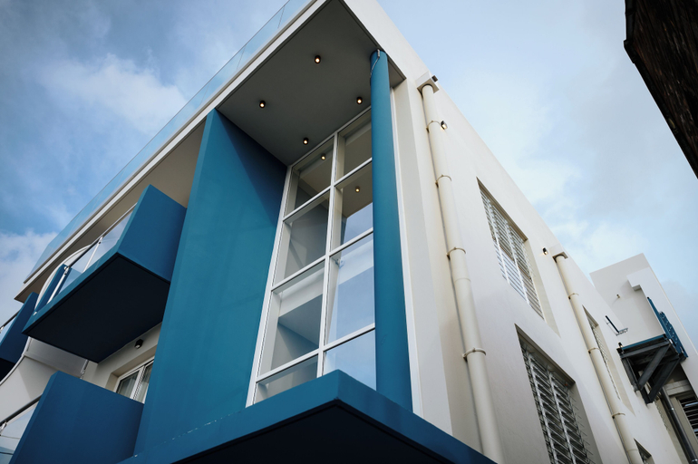 Exterior & Views