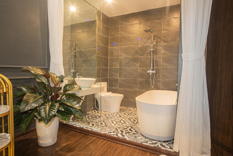 Bathroom 2, Royal Hotel & Apartment, Hoài Đức