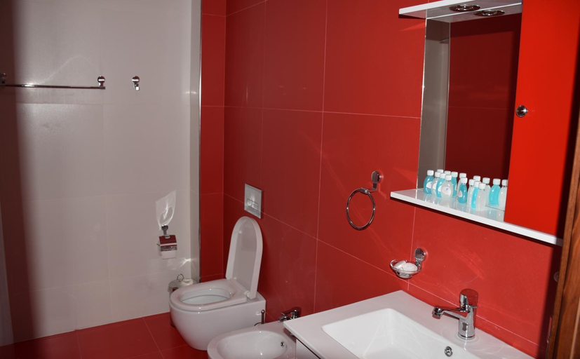 Bathroom 2, Hotel Pogradeci 2, Pogradecit