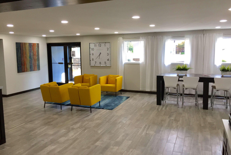 Public Area 2, Days Inn & Suites by Wyndham Cincinnati North, Cincinnati